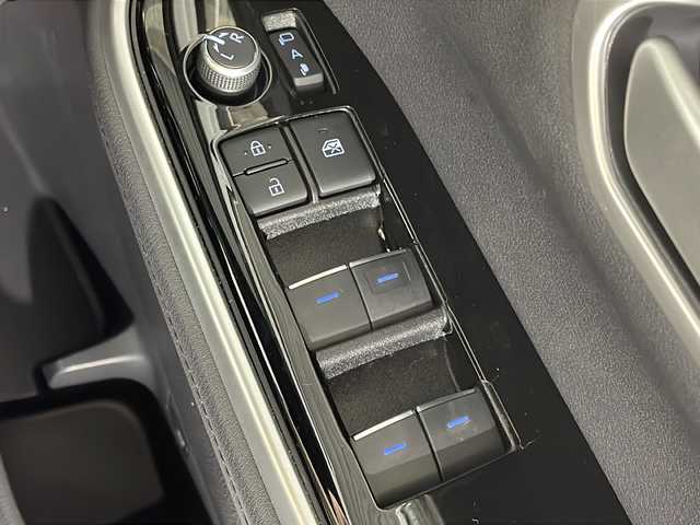 トヨタ ヴォクシー ハイブリッド S－Z 福岡県 2022(令4)年 2.3万km ホワイトパールクリスタルシャイン ・コーナーセンサー/・オートライト/・オートマチックハイビーム/・パーキングアシスト/・ステアリングヒーター/・LEDヘッドライト/・電動リアゲート/・トヨタセーフティ/・17インチ純正ホイール/・両側パワースライドドア/・シートヒーター/・ハーフレザー/・社外フロアマット/・ディスプレイオーディオ/・Bカメラ/・ACC/・ドラレコ/・デジタルインナーミラー/・ビルトインETC2.0