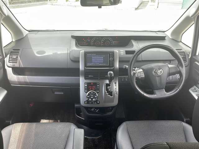 トヨタ ヴォクシー ZS 煌Ⅲ 大阪府 2013(平25)年 11.2万km ホワイトパールクリスタルシャイン 純正SDナビ/・DVD/CD/FM/AM/Bluetooth/・フルセグテレビ/ETC/バックカメラ/盗難防止装置/革巻きステアリング/ステアリングリモコン/パドルシフト/フリップダウンモニター/両側パワースライドドア/ルーフレール/LEDヘッドライト/オートライト/オートエアコン/スマートキー/プッシュスタート/ドアバイザー/電動格納ミラー/12V電源/純正16インチアルミホイール/取扱説明書/ナビ取扱説明書/保証書