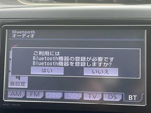 トヨタ ヴォクシー ZS 煌Ⅲ 大阪府 2013(平25)年 11.2万km ホワイトパールクリスタルシャイン 純正SDナビ/・DVD/CD/FM/AM/Bluetooth/・フルセグテレビ/ETC/バックカメラ/盗難防止装置/革巻きステアリング/ステアリングリモコン/パドルシフト/フリップダウンモニター/両側パワースライドドア/ルーフレール/LEDヘッドライト/オートライト/オートエアコン/スマートキー/プッシュスタート/ドアバイザー/電動格納ミラー/12V電源/純正16インチアルミホイール/取扱説明書/ナビ取扱説明書/保証書