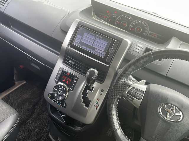 トヨタ ヴォクシー ZS 煌Ⅲ 大阪府 2013(平25)年 11.2万km ホワイトパールクリスタルシャイン 純正SDナビ/・DVD/CD/FM/AM/Bluetooth/・フルセグテレビ/ETC/バックカメラ/盗難防止装置/革巻きステアリング/ステアリングリモコン/パドルシフト/フリップダウンモニター/両側パワースライドドア/ルーフレール/LEDヘッドライト/オートライト/オートエアコン/スマートキー/プッシュスタート/ドアバイザー/電動格納ミラー/12V電源/純正16インチアルミホイール/取扱説明書/ナビ取扱説明書/保証書