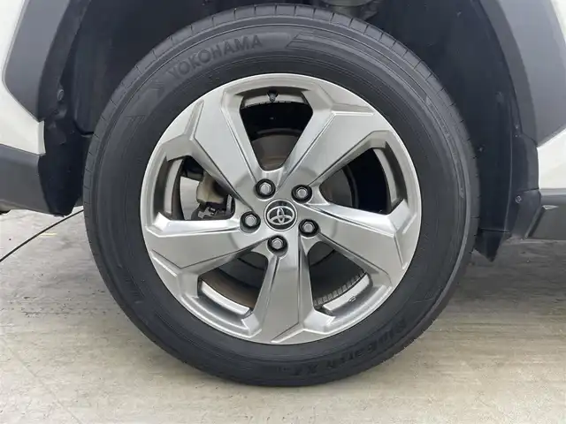 トヨタ ＲＡＶ４ G 岡山県 2020(令2)年 6.5万km ホワイトパールクリスタルシャイン 純正９インチナビ/（CD/DVD/BT/フルセグ）/衝突軽減ブレーキ/追従型クルーズコントロール/踏み間違い防止/ビルトインＥＴＣ/シートヒーター（前席）/バックカメラ/ブラインドスポットモニター/パワーシート（運転席）/ルーフレール/電動リアゲート/コーナーセンサー（前・後）/レーンキープアシスト/ＬＥＤヘッドライト/オートハイビーム/オートライト/フォグランプ/プッシュスタート/スマートキー×2/純正18インチAW/ステアリングヒーター/オートブレーキホールド/ISOFIX/ステアリングスイッチ/チルトステアリング/シートリフター/ウインカーミラードアバイザー/新車保証書