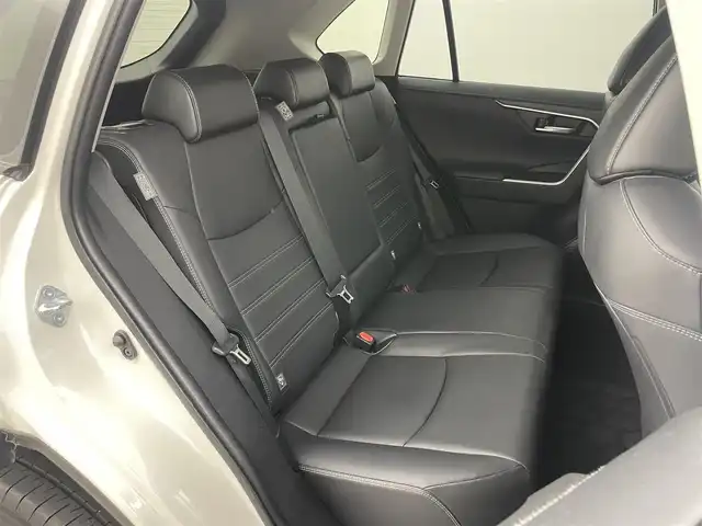 トヨタ ＲＡＶ４ G 岡山県 2020(令2)年 6.5万km ホワイトパールクリスタルシャイン 純正９インチナビ/（CD/DVD/BT/フルセグ）/衝突軽減ブレーキ/追従型クルーズコントロール/踏み間違い防止/ビルトインＥＴＣ/シートヒーター（前席）/バックカメラ/ブラインドスポットモニター/パワーシート（運転席）/ルーフレール/電動リアゲート/コーナーセンサー（前・後）/レーンキープアシスト/ＬＥＤヘッドライト/オートハイビーム/オートライト/フォグランプ/プッシュスタート/スマートキー×2/純正18インチAW/ステアリングヒーター/オートブレーキホールド/ISOFIX/ステアリングスイッチ/チルトステアリング/シートリフター/ウインカーミラードアバイザー/新車保証書
