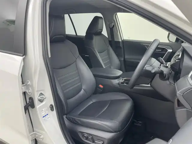 トヨタ ＲＡＶ４ G 岡山県 2020(令2)年 6.5万km ホワイトパールクリスタルシャイン 純正９インチナビ/（CD/DVD/BT/フルセグ）/衝突軽減ブレーキ/追従型クルーズコントロール/踏み間違い防止/ビルトインＥＴＣ/シートヒーター（前席）/バックカメラ/ブラインドスポットモニター/パワーシート（運転席）/ルーフレール/電動リアゲート/コーナーセンサー（前・後）/レーンキープアシスト/ＬＥＤヘッドライト/オートハイビーム/オートライト/フォグランプ/プッシュスタート/スマートキー×2/純正18インチAW/ステアリングヒーター/オートブレーキホールド/ISOFIX/ステアリングスイッチ/チルトステアリング/シートリフター/ウインカーミラードアバイザー/新車保証書