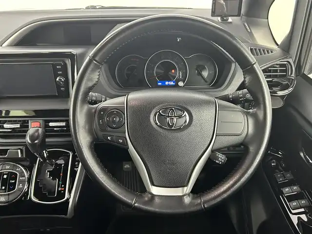 トヨタ ヴォクシー ZS 煌 道央・札幌 2018(平30)年 1.9万km ブラック ・ワンオーナー/・４WD/・純正SDナビ/・CD/DVD/SD/BT/・フルセグTV/・バックカメラ/・ビルトインETC/・ドライブレコーダー/・トヨタセーフティセンス/・プリクラッシュセーフティ/・レーンキープアシスト/・アダプティブクルーズコントロール/・横滑り防止装置/・LEDヘッドライト/・オートマチックハイビーム/・オートライト/・純正16インチAW/・純正フロアマット/・プッシュスタート/・スマートキー