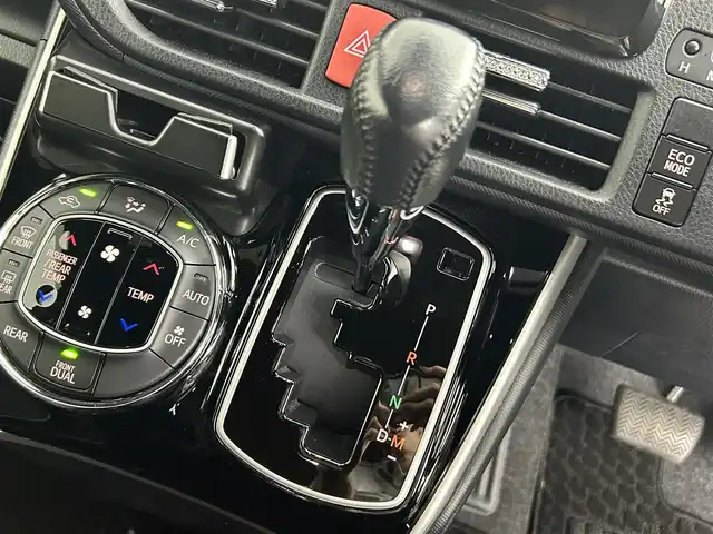 トヨタ ヴォクシー ZS 煌 道央・札幌 2018(平30)年 1.9万km ブラック ・ワンオーナー/・４WD/・純正SDナビ/・CD/DVD/SD/BT/・フルセグTV/・バックカメラ/・ビルトインETC/・ドライブレコーダー/・トヨタセーフティセンス/・プリクラッシュセーフティ/・レーンキープアシスト/・アダプティブクルーズコントロール/・横滑り防止装置/・LEDヘッドライト/・オートマチックハイビーム/・オートライト/・純正16インチAW/・純正フロアマット/・プッシュスタート/・スマートキー