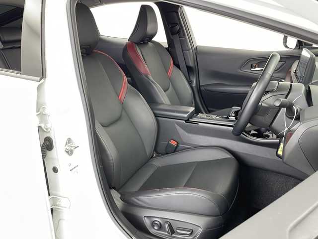 トヨタ プリウス Z 愛知県 2023(令5)年 2.5万km プラチナホワイトパールマイカ /禁煙車//E-Four//純正12.3インチディスプレイオーディオ//フルセグTV//パノラミックビューモニター//バックカメラ//ビルトインETC2.0//モデリスタエアロ//パノラマルーフ//デジタルインナーミラー//トヨタセーフティセンス//プリクラッシュセーフティ//FCTA+LCA//LTA+LDA//レーダークルーズコントロール//アダプティブハイビームシステム//ロードサインアシスト//ドライバー異常時対応システム//プロアクティブドライビングアシスト//トヨタチームメイト//アドバンストパーク(リモート機能付)//パーキングサポートブレーキ//BSM+安心降車アシスト+RCTA//LEDヘッドライト//オートライト//リヤフォグランプ//黒合皮シート(レッド加飾)//運転席パワーシート(ポジションメモリー付)//前席シートヒーター+ベンチレーション//ワイヤレス充電器//ナノイーX//AC100V//純正フロアマット//革巻きステアリング//ステアリングスイッチ//ステアリングヒーター//プッシュスタート//電動格納ミラーウィンカー//電子パーキングブレーキ//ブレーキホールド//スペアキー