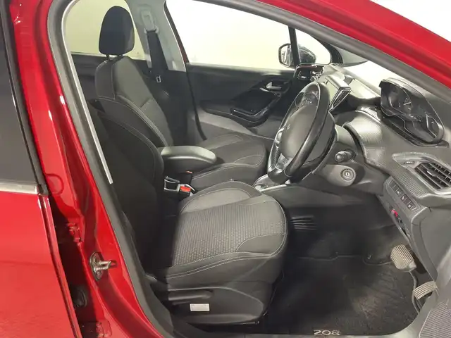 プジョー ２０８ アリュール 神奈川県 2019(令1)年 5.9万km 赤 ガラスルーフ/バックカメラ/純正7インチナビゲーション/Bluetooth　apple car play　USB /パーキングアシスト/コーナーセンサー/クルーズコントロール/ETC/社外前方ドライブレコーダー/MTモード/S/SNOWモード/ECOモード/ステアリングスイッチ/純正フロアマット/ハロゲンヘッドライト/オートライト/純正16インチアルミホイール/自動防眩ミラー/電動格納ミラー/ウィンカーミラー/リモコンキー