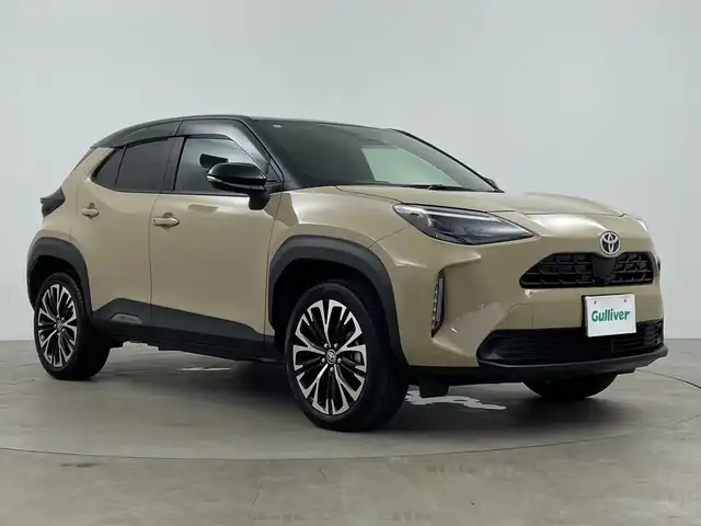 トヨタ ヤリスクロス ハイブリッド Z 鹿児島県 2024(令6)年 1.1万km ブラックマイカ/ベージュ 2トーン ワンオーナー/トヨタセーフティセンス/・プリクラッシュセーフティ/・レーントレーシングアシスト/・レーダークルーズコントロール/・先行車発進お知らせ機能/・誤発進抑制機能/・前後コーナーセンサー/純正ディスプレイオーディオ/(BT/AM/FM/Applecarplay/Andriodauto/フルセグTV)/ブラインドスポットモニター/前席シートヒーター/運転席パワーシート/シートメモリー/アラウンドビューモニター/バックカメラ/パワーバックドア/ステアリングヒーター/ステアリングスイッチ/革巻きステアリング/禁煙車/スペアキー/純正18インチアルミホイール/純正フロアマット/純正LEDヘッドライト/ETC/保証書/取扱説明書