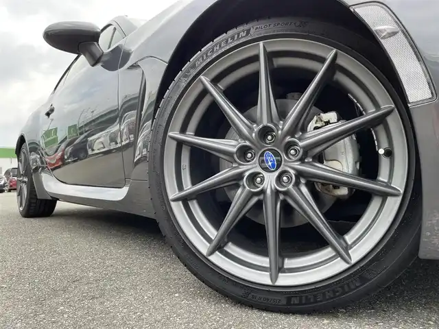 スバル ＢＲＺ S 福岡県 2022(令4)年 1.2万km マグネタイトグレーメタリック 社外7型SDナビ(フルセグTV/CD/DVD/BT)バックカメラクルコンETCシートヒーターUSB純正フロアマット純正LED純正アルミホイールプッシュスタートスマートキー