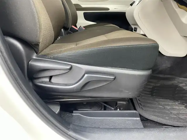 トヨタ シエンタ G 道央・札幌 2018(平30)年 7.8万km ホワイトパールクリスタルシャイン ・４WD/・トヨタセーフティセンス/・プリクラッシュセーフティ/・レーンキープアシスト/・オートハイビーム/・先行車発進告知/・社外メモリナビ/・ワンセグTV/・Bluetooth/・CD・DVD再生/・アラウンドビューモニター/・ETC/・両側パワースライドドア/・ドアロック連動ミラー/・ステアリングスイッチ/・横滑り防止装置/・スマートキー/・プッシュスタート/・オートエアコン/・社外AW付スタッドレスタイヤ積込185/60R15