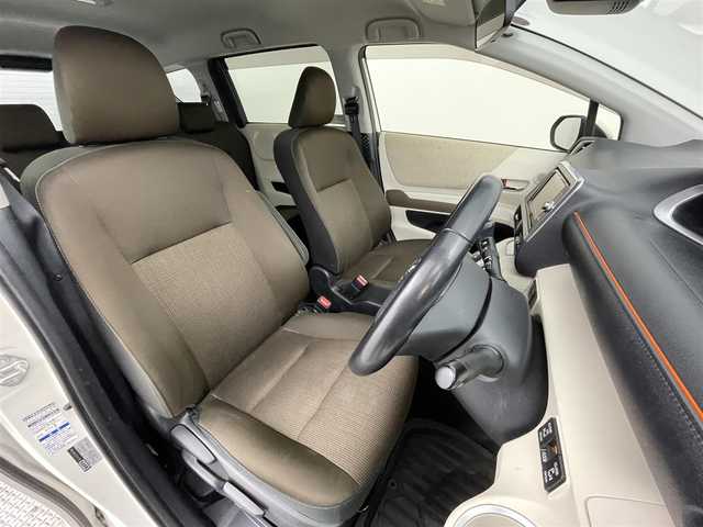 トヨタ シエンタ G 岩手県 2018(平30)年 7.8万km ホワイトパールクリスタルシャイン ４WD/トヨタセーフティセンス/プリクラッシュセーフティ/レーンキープアシスト/オートハイビーム/先行車発進告知/社外メモリナビ/（Bluetooth/CD/DVD）/ワンセグTV/アラウンドビューモニター/ETC/両側パワースライドドア/ドアロック連動ミラー/ステアリングスイッチ/横滑り防止装置/スマートキー/プッシュスタート/オートエアコン/社外AW付スタッドレスタイヤ積込185/60R15