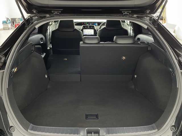 トヨタ プリウス S ツーリングセレクション 兵庫県 2017(平29)年 7.6万km アティチュードブラックマイカ ・ALPINE9インチナビ＆TV＆BT＆USB＆DVD/・バックカメラ/・ビルトインETC/・スマートキー/・スペアキー/・プッシュスタート/・エンジンスターター/・TEIN FLEX A車高調/・黒革シート/・前席シートヒーター/・LEDヘッドライト/・LEDフォグランプ/・オートライト/・純正17インチアルミホイール/・ドアバイザー/・フロアマット/・横滑り防止装置/・電動格納ミラー/・ステアリングリモコン