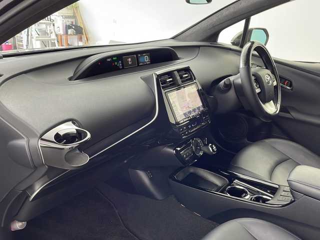 トヨタ プリウス S ツーリングセレクション 兵庫県 2017(平29)年 7.6万km アティチュードブラックマイカ ・ALPINE9インチナビ＆TV＆BT＆USB＆DVD/・バックカメラ/・ビルトインETC/・スマートキー/・スペアキー/・プッシュスタート/・エンジンスターター/・TEIN FLEX A車高調/・黒革シート/・前席シートヒーター/・LEDヘッドライト/・LEDフォグランプ/・オートライト/・純正17インチアルミホイール/・ドアバイザー/・フロアマット/・横滑り防止装置/・電動格納ミラー/・ステアリングリモコン