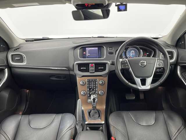 ボルボ Ｖ４０ クロスカントリー D4 モメンタム 愛知県 2017(平29)年 9.1万km オニキスブラックP 純正メーカーオプションナビ　/ＣＤ　ＤＶＤ　ＨＤＤ　ＢＴ　ＵＳＢ　フルセグＴＶ　/バックカメラ　/アダプティブクルーズコントロール　/レザーシート/シートヒーター/運転席パワーシート/助手席パワーシート　/衝突被害軽減システム/レーンキープアシスト/ブラインドスポットモニター/障害物センサー/バックフォグ/LEDヘッドライト/オートライト/パワーバックドア/スマートキー/スペアキー/ドライブレコーダー/パドルシフト/ルーフレール/純正フロアマット/純正ドアバイザー/革巻きステアリング/電動格納ウインカーミラー