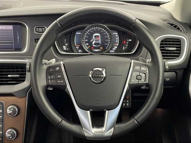 ボルボ Ｖ４０ クロスカントリー D4 モメンタム 愛知県 2017(平29)年 9.1万km オニキスブラックP 純正メーカーオプションナビ　/ＣＤ　ＤＶＤ　ＨＤＤ　ＢＴ　ＵＳＢ　フルセグＴＶ　/バックカメラ　/アダプティブクルーズコントロール　/レザーシート/シートヒーター/運転席パワーシート/助手席パワーシート　/衝突被害軽減システム/レーンキープアシスト/ブラインドスポットモニター/障害物センサー/バックフォグ/LEDヘッドライト/オートライト/パワーバックドア/スマートキー/スペアキー/ドライブレコーダー/パドルシフト/ルーフレール/純正フロアマット/純正ドアバイザー/革巻きステアリング/電動格納ウインカーミラー