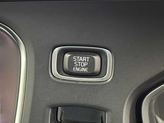 ボルボ Ｖ４０ クロスカントリー D4 モメンタム 愛知県 2017(平29)年 9.1万km オニキスブラックP 純正メーカーオプションナビ　/ＣＤ　ＤＶＤ　ＨＤＤ　ＢＴ　ＵＳＢ　フルセグＴＶ　/バックカメラ　/アダプティブクルーズコントロール　/レザーシート/シートヒーター/運転席パワーシート/助手席パワーシート　/衝突被害軽減システム/レーンキープアシスト/ブラインドスポットモニター/障害物センサー/バックフォグ/LEDヘッドライト/オートライト/パワーバックドア/スマートキー/スペアキー/ドライブレコーダー/パドルシフト/ルーフレール/純正フロアマット/純正ドアバイザー/革巻きステアリング/電動格納ウインカーミラー