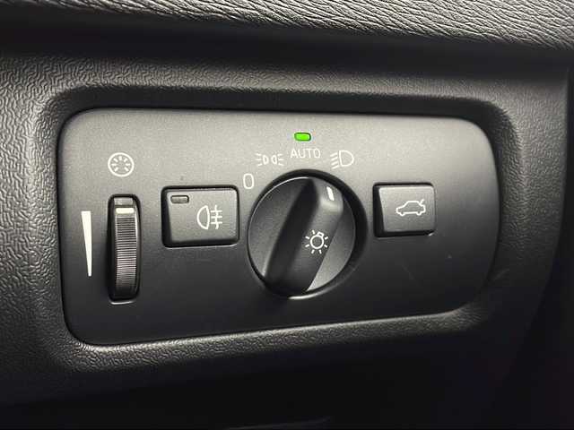 ボルボ Ｖ４０ クロスカントリー D4 モメンタム 愛知県 2017(平29)年 9.1万km オニキスブラックP 純正メーカーオプションナビ　/ＣＤ　ＤＶＤ　ＨＤＤ　ＢＴ　ＵＳＢ　フルセグＴＶ　/バックカメラ　/アダプティブクルーズコントロール　/レザーシート/シートヒーター/運転席パワーシート/助手席パワーシート　/衝突被害軽減システム/レーンキープアシスト/ブラインドスポットモニター/障害物センサー/バックフォグ/LEDヘッドライト/オートライト/パワーバックドア/スマートキー/スペアキー/ドライブレコーダー/パドルシフト/ルーフレール/純正フロアマット/純正ドアバイザー/革巻きステアリング/電動格納ウインカーミラー