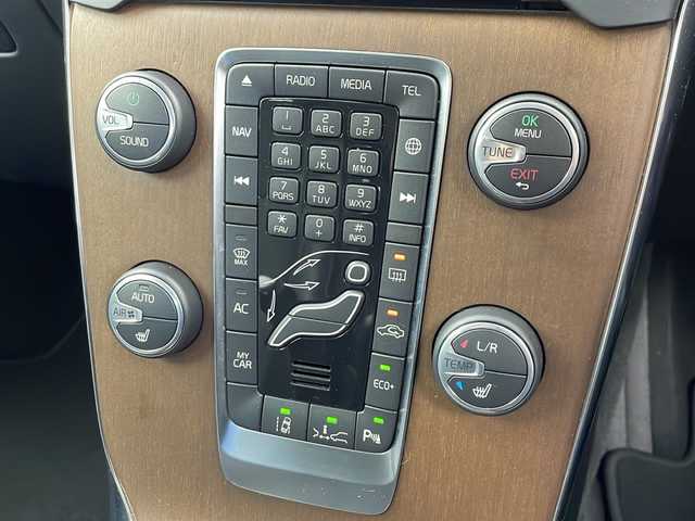 ボルボ Ｖ４０ クロスカントリー D4 モメンタム 愛知県 2017(平29)年 9.1万km オニキスブラックP 純正メーカーオプションナビ　/ＣＤ　ＤＶＤ　ＨＤＤ　ＢＴ　ＵＳＢ　フルセグＴＶ　/バックカメラ　/アダプティブクルーズコントロール　/レザーシート/シートヒーター/運転席パワーシート/助手席パワーシート　/衝突被害軽減システム/レーンキープアシスト/ブラインドスポットモニター/障害物センサー/バックフォグ/LEDヘッドライト/オートライト/パワーバックドア/スマートキー/スペアキー/ドライブレコーダー/パドルシフト/ルーフレール/純正フロアマット/純正ドアバイザー/革巻きステアリング/電動格納ウインカーミラー