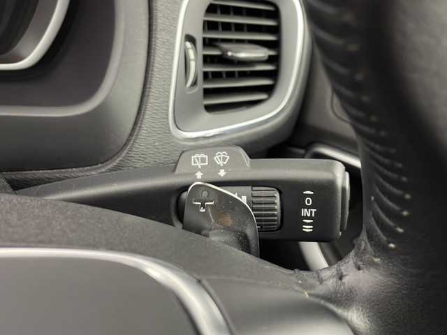 ボルボ Ｖ４０ クロスカントリー D4 モメンタム 愛知県 2017(平29)年 9.1万km オニキスブラックP 純正メーカーオプションナビ　/ＣＤ　ＤＶＤ　ＨＤＤ　ＢＴ　ＵＳＢ　フルセグＴＶ　/バックカメラ　/アダプティブクルーズコントロール　/レザーシート/シートヒーター/運転席パワーシート/助手席パワーシート　/衝突被害軽減システム/レーンキープアシスト/ブラインドスポットモニター/障害物センサー/バックフォグ/LEDヘッドライト/オートライト/パワーバックドア/スマートキー/スペアキー/ドライブレコーダー/パドルシフト/ルーフレール/純正フロアマット/純正ドアバイザー/革巻きステアリング/電動格納ウインカーミラー