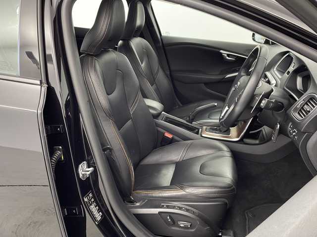 ボルボ Ｖ４０ クロスカントリー D4 モメンタム 愛知県 2017(平29)年 9.1万km オニキスブラックP 純正メーカーオプションナビ　/ＣＤ　ＤＶＤ　ＨＤＤ　ＢＴ　ＵＳＢ　フルセグＴＶ　/バックカメラ　/アダプティブクルーズコントロール　/レザーシート/シートヒーター/運転席パワーシート/助手席パワーシート　/衝突被害軽減システム/レーンキープアシスト/ブラインドスポットモニター/障害物センサー/バックフォグ/LEDヘッドライト/オートライト/パワーバックドア/スマートキー/スペアキー/ドライブレコーダー/パドルシフト/ルーフレール/純正フロアマット/純正ドアバイザー/革巻きステアリング/電動格納ウインカーミラー