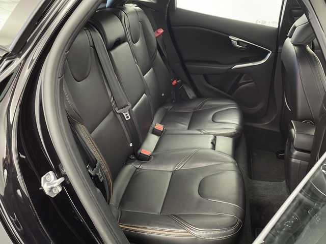 ボルボ Ｖ４０ クロスカントリー D4 モメンタム 愛知県 2017(平29)年 9.1万km オニキスブラックP 純正メーカーオプションナビ　/ＣＤ　ＤＶＤ　ＨＤＤ　ＢＴ　ＵＳＢ　フルセグＴＶ　/バックカメラ　/アダプティブクルーズコントロール　/レザーシート/シートヒーター/運転席パワーシート/助手席パワーシート　/衝突被害軽減システム/レーンキープアシスト/ブラインドスポットモニター/障害物センサー/バックフォグ/LEDヘッドライト/オートライト/パワーバックドア/スマートキー/スペアキー/ドライブレコーダー/パドルシフト/ルーフレール/純正フロアマット/純正ドアバイザー/革巻きステアリング/電動格納ウインカーミラー