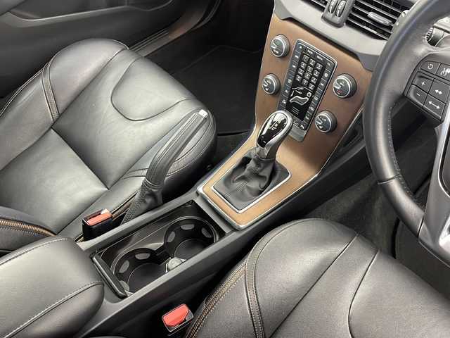 ボルボ Ｖ４０ クロスカントリー D4 モメンタム 愛知県 2017(平29)年 9.1万km オニキスブラックP 純正メーカーオプションナビ　/ＣＤ　ＤＶＤ　ＨＤＤ　ＢＴ　ＵＳＢ　フルセグＴＶ　/バックカメラ　/アダプティブクルーズコントロール　/レザーシート/シートヒーター/運転席パワーシート/助手席パワーシート　/衝突被害軽減システム/レーンキープアシスト/ブラインドスポットモニター/障害物センサー/バックフォグ/LEDヘッドライト/オートライト/パワーバックドア/スマートキー/スペアキー/ドライブレコーダー/パドルシフト/ルーフレール/純正フロアマット/純正ドアバイザー/革巻きステアリング/電動格納ウインカーミラー