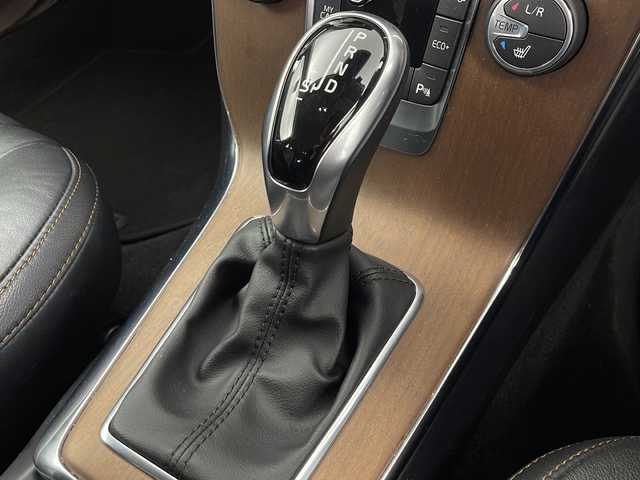 ボルボ Ｖ４０ クロスカントリー D4 モメンタム 愛知県 2017(平29)年 9.1万km オニキスブラックP 純正メーカーオプションナビ　/ＣＤ　ＤＶＤ　ＨＤＤ　ＢＴ　ＵＳＢ　フルセグＴＶ　/バックカメラ　/アダプティブクルーズコントロール　/レザーシート/シートヒーター/運転席パワーシート/助手席パワーシート　/衝突被害軽減システム/レーンキープアシスト/ブラインドスポットモニター/障害物センサー/バックフォグ/LEDヘッドライト/オートライト/パワーバックドア/スマートキー/スペアキー/ドライブレコーダー/パドルシフト/ルーフレール/純正フロアマット/純正ドアバイザー/革巻きステアリング/電動格納ウインカーミラー