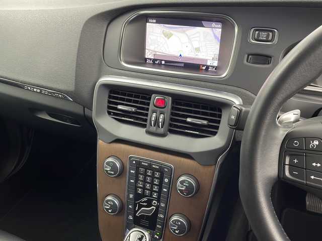 ボルボ Ｖ４０ クロスカントリー D4 モメンタム 愛知県 2017(平29)年 9.1万km オニキスブラックP 純正メーカーオプションナビ　/ＣＤ　ＤＶＤ　ＨＤＤ　ＢＴ　ＵＳＢ　フルセグＴＶ　/バックカメラ　/アダプティブクルーズコントロール　/レザーシート/シートヒーター/運転席パワーシート/助手席パワーシート　/衝突被害軽減システム/レーンキープアシスト/ブラインドスポットモニター/障害物センサー/バックフォグ/LEDヘッドライト/オートライト/パワーバックドア/スマートキー/スペアキー/ドライブレコーダー/パドルシフト/ルーフレール/純正フロアマット/純正ドアバイザー/革巻きステアリング/電動格納ウインカーミラー