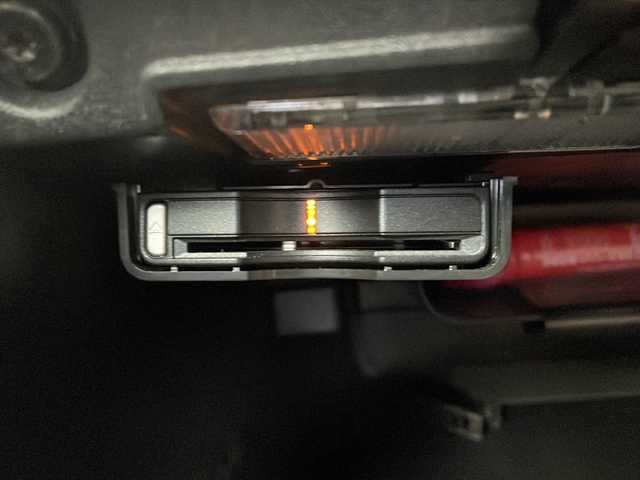 ボルボ Ｖ４０ クロスカントリー D4 モメンタム 愛知県 2017(平29)年 9.1万km オニキスブラックP 純正メーカーオプションナビ　/ＣＤ　ＤＶＤ　ＨＤＤ　ＢＴ　ＵＳＢ　フルセグＴＶ　/バックカメラ　/アダプティブクルーズコントロール　/レザーシート/シートヒーター/運転席パワーシート/助手席パワーシート　/衝突被害軽減システム/レーンキープアシスト/ブラインドスポットモニター/障害物センサー/バックフォグ/LEDヘッドライト/オートライト/パワーバックドア/スマートキー/スペアキー/ドライブレコーダー/パドルシフト/ルーフレール/純正フロアマット/純正ドアバイザー/革巻きステアリング/電動格納ウインカーミラー