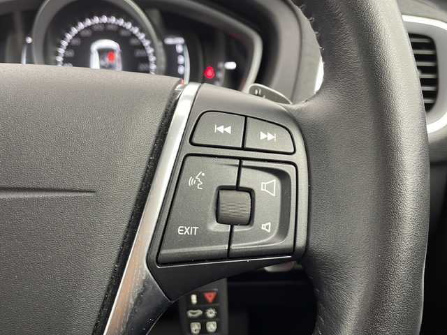 ボルボ Ｖ４０ クロスカントリー D4 モメンタム 愛知県 2017(平29)年 9.1万km オニキスブラックP 純正メーカーオプションナビ　/ＣＤ　ＤＶＤ　ＨＤＤ　ＢＴ　ＵＳＢ　フルセグＴＶ　/バックカメラ　/アダプティブクルーズコントロール　/レザーシート/シートヒーター/運転席パワーシート/助手席パワーシート　/衝突被害軽減システム/レーンキープアシスト/ブラインドスポットモニター/障害物センサー/バックフォグ/LEDヘッドライト/オートライト/パワーバックドア/スマートキー/スペアキー/ドライブレコーダー/パドルシフト/ルーフレール/純正フロアマット/純正ドアバイザー/革巻きステアリング/電動格納ウインカーミラー