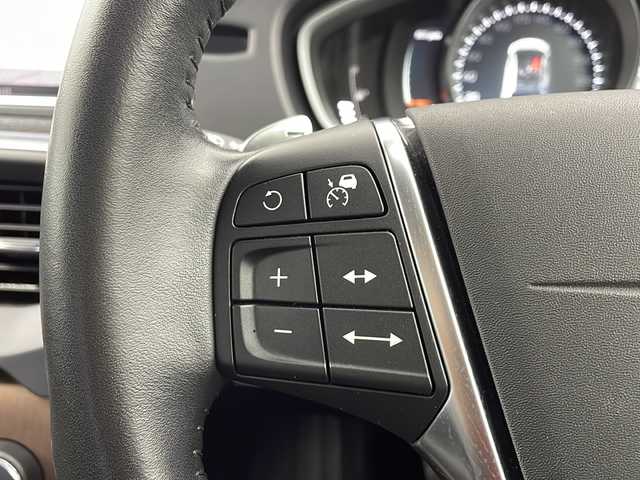 ボルボ Ｖ４０ クロスカントリー D4 モメンタム 愛知県 2017(平29)年 9.1万km オニキスブラックP 純正メーカーオプションナビ　/ＣＤ　ＤＶＤ　ＨＤＤ　ＢＴ　ＵＳＢ　フルセグＴＶ　/バックカメラ　/アダプティブクルーズコントロール　/レザーシート/シートヒーター/運転席パワーシート/助手席パワーシート　/衝突被害軽減システム/レーンキープアシスト/ブラインドスポットモニター/障害物センサー/バックフォグ/LEDヘッドライト/オートライト/パワーバックドア/スマートキー/スペアキー/ドライブレコーダー/パドルシフト/ルーフレール/純正フロアマット/純正ドアバイザー/革巻きステアリング/電動格納ウインカーミラー