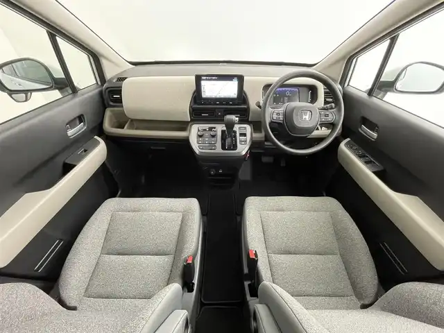 ホンダ フリード AIR 道央・札幌 2024(令6)年 0.8万km プラチナホワイトパール ・４WD/・寒冷地仕様/・ギャザーズ８インチメモリーナビ/　BT/USB/フルセグTV/・バックカメラ/・ETC/・ホンダセンシング/・衝突被害軽減ブレーキ/・レーンキープアシスト/・クリアランスソナー/・オートブレーキホールド/・レーダークルーズコントロール/・横滑り防止装置/・ABS/・両側パワースライドドア/・D+N席シートヒーター/・２列目サンシェード/・ワイパーデアイサー/・ミラーヒーター/・LEDヘッドライト/・オートライト/・純正フロアマット/・スマートキー/・保証書