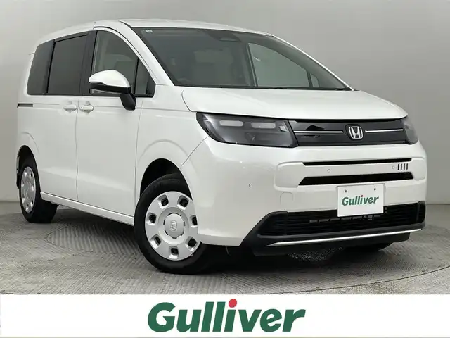 ホンダ フリード AIR 道央・札幌 2024(令6)年 0.8万km プラチナホワイトパール ・４WD/・寒冷地仕様/・ギャザーズ８インチメモリーナビ/　BT/USB/フルセグTV/・バックカメラ/・ETC/・ホンダセンシング/・衝突被害軽減ブレーキ/・レーンキープアシスト/・クリアランスソナー/・オートブレーキホールド/・レーダークルーズコントロール/・横滑り防止装置/・ABS/・両側パワースライドドア/・D+N席シートヒーター/・２列目サンシェード/・ワイパーデアイサー/・ミラーヒーター/・LEDヘッドライト/・オートライト/・純正フロアマット/・スマートキー/・保証書