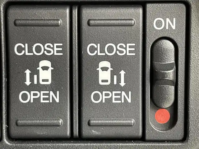 ホンダ フリード AIR 道央・札幌 2024(令6)年 0.8万km プラチナホワイトパール ・４WD/・寒冷地仕様/・ギャザーズ８インチメモリーナビ/　BT/USB/フルセグTV/・バックカメラ/・ETC/・ホンダセンシング/・衝突被害軽減ブレーキ/・レーンキープアシスト/・クリアランスソナー/・オートブレーキホールド/・レーダークルーズコントロール/・横滑り防止装置/・ABS/・両側パワースライドドア/・D+N席シートヒーター/・２列目サンシェード/・ワイパーデアイサー/・ミラーヒーター/・LEDヘッドライト/・オートライト/・純正フロアマット/・スマートキー/・保証書