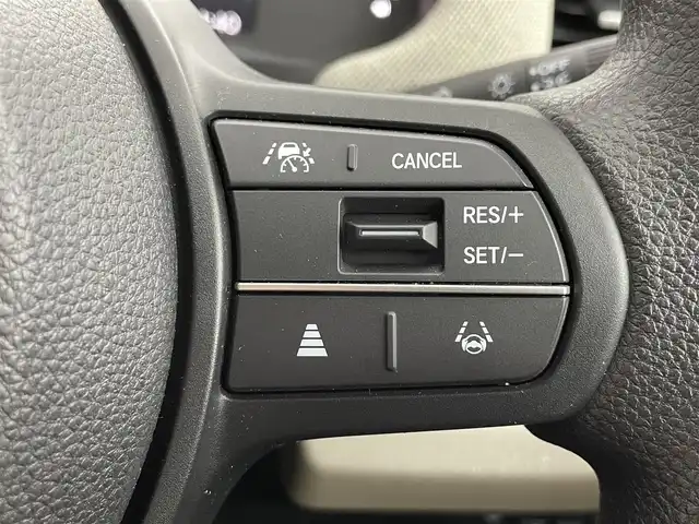 ホンダ フリード AIR 道央・札幌 2024(令6)年 0.8万km プラチナホワイトパール ・４WD/・寒冷地仕様/・ギャザーズ８インチメモリーナビ/　BT/USB/フルセグTV/・バックカメラ/・ETC/・ホンダセンシング/・衝突被害軽減ブレーキ/・レーンキープアシスト/・クリアランスソナー/・オートブレーキホールド/・レーダークルーズコントロール/・横滑り防止装置/・ABS/・両側パワースライドドア/・D+N席シートヒーター/・２列目サンシェード/・ワイパーデアイサー/・ミラーヒーター/・LEDヘッドライト/・オートライト/・純正フロアマット/・スマートキー/・保証書