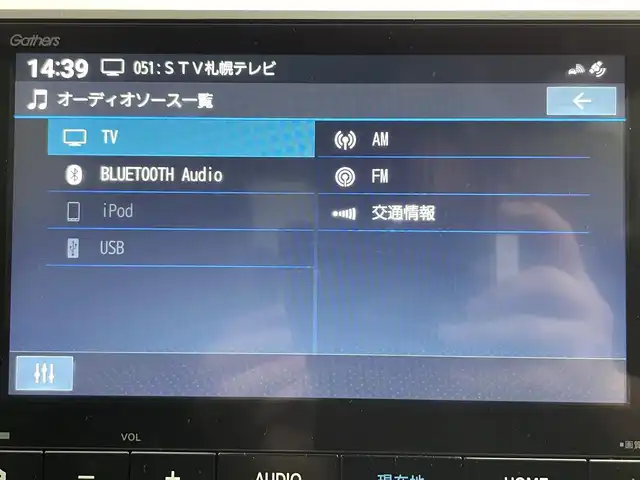 ホンダ フリード AIR 道央・札幌 2024(令6)年 0.8万km プラチナホワイトパール ・４WD/・寒冷地仕様/・ギャザーズ８インチメモリーナビ/　BT/USB/フルセグTV/・バックカメラ/・ETC/・ホンダセンシング/・衝突被害軽減ブレーキ/・レーンキープアシスト/・クリアランスソナー/・オートブレーキホールド/・レーダークルーズコントロール/・横滑り防止装置/・ABS/・両側パワースライドドア/・D+N席シートヒーター/・２列目サンシェード/・ワイパーデアイサー/・ミラーヒーター/・LEDヘッドライト/・オートライト/・純正フロアマット/・スマートキー/・保証書