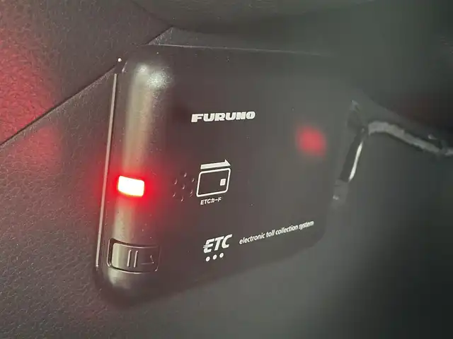 ホンダ フリード AIR 道央・札幌 2024(令6)年 0.8万km プラチナホワイトパール ・４WD/・寒冷地仕様/・ギャザーズ８インチメモリーナビ/　BT/USB/フルセグTV/・バックカメラ/・ETC/・ホンダセンシング/・衝突被害軽減ブレーキ/・レーンキープアシスト/・クリアランスソナー/・オートブレーキホールド/・レーダークルーズコントロール/・横滑り防止装置/・ABS/・両側パワースライドドア/・D+N席シートヒーター/・２列目サンシェード/・ワイパーデアイサー/・ミラーヒーター/・LEDヘッドライト/・オートライト/・純正フロアマット/・スマートキー/・保証書