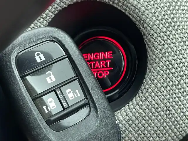 ホンダ フリード AIR 道央・札幌 2024(令6)年 0.8万km プラチナホワイトパール ・４WD/・寒冷地仕様/・ギャザーズ８インチメモリーナビ/　BT/USB/フルセグTV/・バックカメラ/・ETC/・ホンダセンシング/・衝突被害軽減ブレーキ/・レーンキープアシスト/・クリアランスソナー/・オートブレーキホールド/・レーダークルーズコントロール/・横滑り防止装置/・ABS/・両側パワースライドドア/・D+N席シートヒーター/・２列目サンシェード/・ワイパーデアイサー/・ミラーヒーター/・LEDヘッドライト/・オートライト/・純正フロアマット/・スマートキー/・保証書