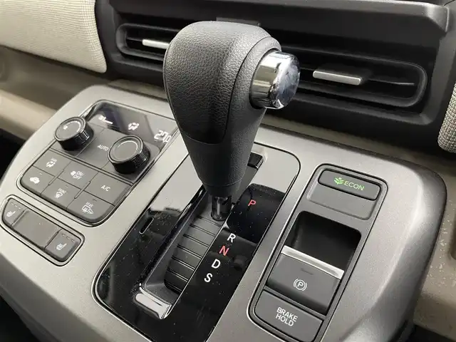 ホンダ フリード AIR 道央・札幌 2024(令6)年 0.8万km プラチナホワイトパール ・４WD/・寒冷地仕様/・ギャザーズ８インチメモリーナビ/　BT/USB/フルセグTV/・バックカメラ/・ETC/・ホンダセンシング/・衝突被害軽減ブレーキ/・レーンキープアシスト/・クリアランスソナー/・オートブレーキホールド/・レーダークルーズコントロール/・横滑り防止装置/・ABS/・両側パワースライドドア/・D+N席シートヒーター/・２列目サンシェード/・ワイパーデアイサー/・ミラーヒーター/・LEDヘッドライト/・オートライト/・純正フロアマット/・スマートキー/・保証書