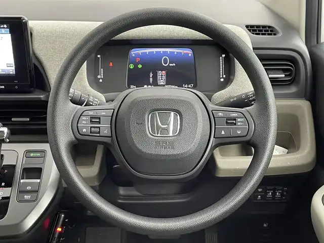 ホンダ フリード AIR 道央・札幌 2024(令6)年 0.8万km プラチナホワイトパール ・４WD/・寒冷地仕様/・ギャザーズ８インチメモリーナビ/　BT/USB/フルセグTV/・バックカメラ/・ETC/・ホンダセンシング/・衝突被害軽減ブレーキ/・レーンキープアシスト/・クリアランスソナー/・オートブレーキホールド/・レーダークルーズコントロール/・横滑り防止装置/・ABS/・両側パワースライドドア/・D+N席シートヒーター/・２列目サンシェード/・ワイパーデアイサー/・ミラーヒーター/・LEDヘッドライト/・オートライト/・純正フロアマット/・スマートキー/・保証書