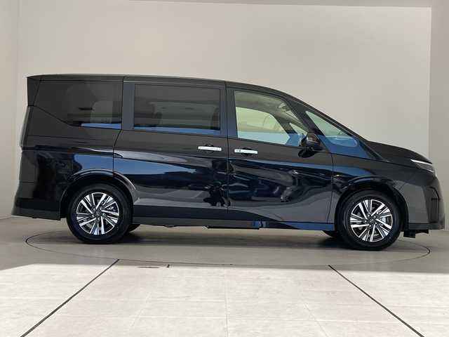 日産 セレナ ハイウェイスター V 愛知県 2025(令7)年 0.6万km ダイヤモンドブラック プロパイロット/SDナビ/両側パワースライドドア/レーダークルーズコントロール/バックカメラ/コーナーセンサー/純正アルミホイール/ブラインドスポットモニター/LEDヘッドライト/パドルシフト/オートマチックハイビーム/ドライブレコーダー/ETC/衝突軽減システム/Bluetooth/ステアリングスイッチ/スマートキー/プッシュスタート