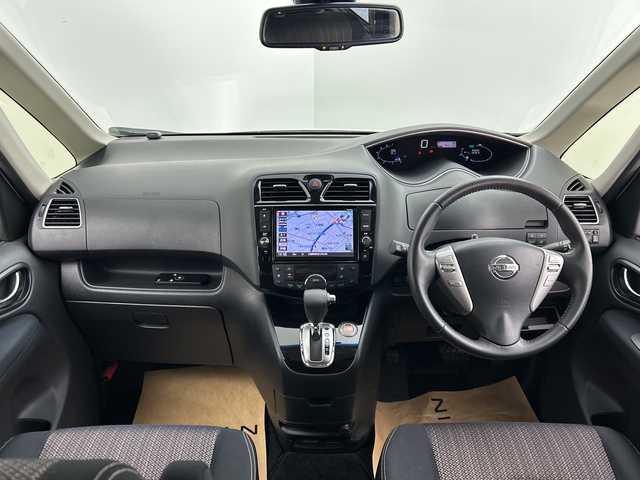 日産 セレナ HWS S HV Vセレ +SeftyⅡ 三重県 2015(平27)年 1.6万km ブリリアントホワイトパール /禁煙車//純正8インチSDナビ MM515D-L//アラウンドビューモニター//純正フリップダウンモニター//両側電動スライドドア//エマージェンシーブレーキ//衝突軽減ブレーキ//レーンキープアシスト//クルーズコントロール//前後コーナーセンサー//純正ビルトインETC//LED//オートライト//フォグランプ//純正フロアマット//プッシュスタート//スマートキー//スペアスマートキー