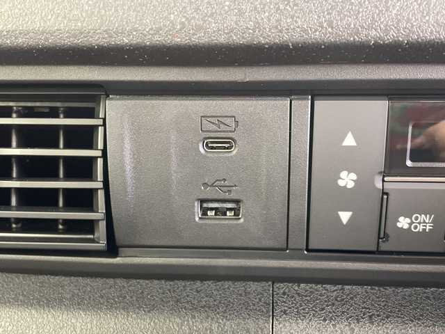 ホンダ Ｎ ＢＯＸ カスタム ターボ コーディネートS 愛知県 2025(令7)年 0.1千km プラチナホワイトパール 届出済未使用車/登録時76キロ/純正9型ナビ/・フルセグTV/・CD・DVD/・Bluetooth/ステアリングスイッチ/バックカメラ/前席シートヒーター/両側電動スライドドア/純正フロアマット/コーナーセンサー/純正LEDヘッドライト/ホンダセンシング/・衝突軽減ブレーキ（CTBS/・先行車発信お知らせ/・路外逸脱抑制機能/・標識認識機能/・渋滞追従機能付きアダプティブクルーズコントロール/・車線維持支援システム（LKAS/・誤発進・誤後退抑制機能/・近距離衝突軽減ブレーキ/・急アクセル抑制機能/・オートハイビーム