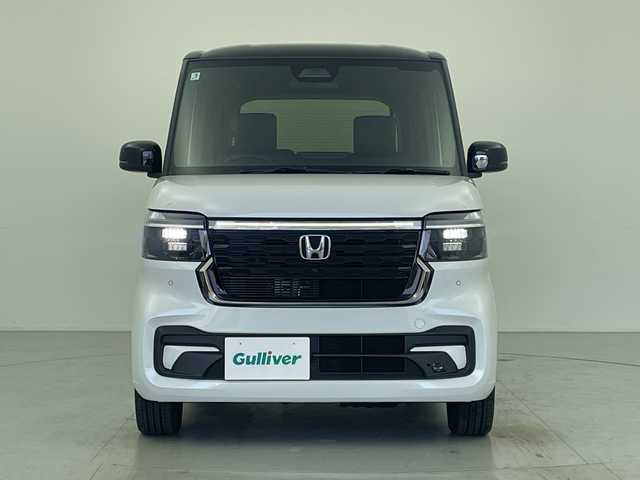 ホンダ Ｎ ＢＯＸ カスタム ターボ コーディネートS 愛知県 2025(令7)年 0.1千km プラチナホワイトパール 届出済未使用車/登録時76キロ/純正9型ナビ/・フルセグTV/・CD・DVD/・Bluetooth/ステアリングスイッチ/バックカメラ/前席シートヒーター/両側電動スライドドア/純正フロアマット/コーナーセンサー/純正LEDヘッドライト/ホンダセンシング/・衝突軽減ブレーキ（CTBS/・先行車発信お知らせ/・路外逸脱抑制機能/・標識認識機能/・渋滞追従機能付きアダプティブクルーズコントロール/・車線維持支援システム（LKAS/・誤発進・誤後退抑制機能/・近距離衝突軽減ブレーキ/・急アクセル抑制機能/・オートハイビーム