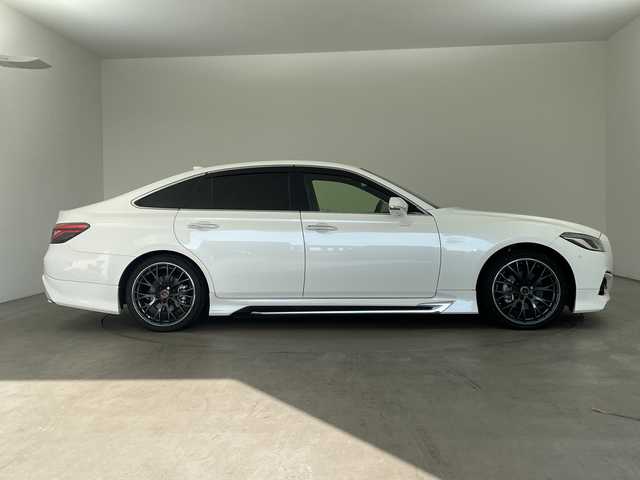 トヨタ クラウン ハイブリッド S エレガンススタイルⅡ 兵庫県 2020(令2)年 7万km ホワイトパールクリスタルシャイン ・純正SDナビ（フルセグ・BT・ブルーレイ・SD・USB）/・アラウンドビューカメラ/・ビルトインETC２．０/・前後ドライブレコーダー/・サンルーフ/・モデリスタエアロ/・RAYS製19インチアルミホイール（HOMURA）/・デジタルインナーミラー/・ハーフレザー/・シートヒーター/・パワーシート/・ステアリングヒーター/・トヨタセーフティセンス/・レーダークルーズコントロール/・レーントレーシングアシスト/・ブラインドスポットモニター/・クリアランスソナー/・リアクロストラフィックアラート/・パーキングサポートブレーキ/・ヘッドアップディスプレイ/・ロードサインアシスト/・先行車発進告知/・パーキングアシスト/・オートマチックハイビーム/・LEDオートライト/・フォグランプ/・電動パーキングブレーキ/・ブレーキホールド/・パドルシフト/・ステアリングリモコン/・横滑り防止装置/・ドアバイザー/・電動格納ミラー/・ウインカーミラー/・スマートキー/・スペアキー/・プッシュスタート/・W＋サイドエアバック/・カーテンエアバック