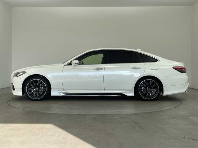 トヨタ クラウン ハイブリッド S エレガンススタイルⅡ 兵庫県 2020(令2)年 7万km ホワイトパールクリスタルシャイン ・純正SDナビ（フルセグ・BT・ブルーレイ・SD・USB）/・アラウンドビューカメラ/・ビルトインETC２．０/・前後ドライブレコーダー/・サンルーフ/・モデリスタエアロ/・RAYS製19インチアルミホイール（HOMURA）/・デジタルインナーミラー/・ハーフレザー/・シートヒーター/・パワーシート/・ステアリングヒーター/・トヨタセーフティセンス/・レーダークルーズコントロール/・レーントレーシングアシスト/・ブラインドスポットモニター/・クリアランスソナー/・リアクロストラフィックアラート/・パーキングサポートブレーキ/・ヘッドアップディスプレイ/・ロードサインアシスト/・先行車発進告知/・パーキングアシスト/・オートマチックハイビーム/・LEDオートライト/・フォグランプ/・電動パーキングブレーキ/・ブレーキホールド/・パドルシフト/・ステアリングリモコン/・横滑り防止装置/・ドアバイザー/・電動格納ミラー/・ウインカーミラー/・スマートキー/・スペアキー/・プッシュスタート/・W＋サイドエアバック/・カーテンエアバック