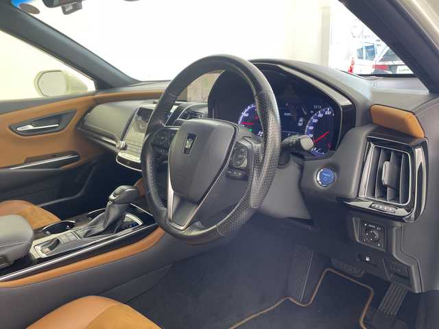 トヨタ クラウン ハイブリッド S エレガンススタイルⅡ 兵庫県 2020(令2)年 7万km ホワイトパールクリスタルシャイン ・純正SDナビ（フルセグ・BT・ブルーレイ・SD・USB）/・アラウンドビューカメラ/・ビルトインETC２．０/・前後ドライブレコーダー/・サンルーフ/・モデリスタエアロ/・RAYS製19インチアルミホイール（HOMURA）/・デジタルインナーミラー/・ハーフレザー/・シートヒーター/・パワーシート/・ステアリングヒーター/・トヨタセーフティセンス/・レーダークルーズコントロール/・レーントレーシングアシスト/・ブラインドスポットモニター/・クリアランスソナー/・リアクロストラフィックアラート/・パーキングサポートブレーキ/・ヘッドアップディスプレイ/・ロードサインアシスト/・先行車発進告知/・パーキングアシスト/・オートマチックハイビーム/・LEDオートライト/・フォグランプ/・電動パーキングブレーキ/・ブレーキホールド/・パドルシフト/・ステアリングリモコン/・横滑り防止装置/・ドアバイザー/・電動格納ミラー/・ウインカーミラー/・スマートキー/・スペアキー/・プッシュスタート/・W＋サイドエアバック/・カーテンエアバック