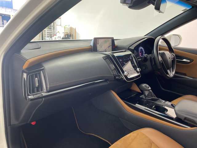 トヨタ クラウン ハイブリッド S エレガンススタイルⅡ 兵庫県 2020(令2)年 7万km ホワイトパールクリスタルシャイン ・純正SDナビ（フルセグ・BT・ブルーレイ・SD・USB）/・アラウンドビューカメラ/・ビルトインETC２．０/・前後ドライブレコーダー/・サンルーフ/・モデリスタエアロ/・RAYS製19インチアルミホイール（HOMURA）/・デジタルインナーミラー/・ハーフレザー/・シートヒーター/・パワーシート/・ステアリングヒーター/・トヨタセーフティセンス/・レーダークルーズコントロール/・レーントレーシングアシスト/・ブラインドスポットモニター/・クリアランスソナー/・リアクロストラフィックアラート/・パーキングサポートブレーキ/・ヘッドアップディスプレイ/・ロードサインアシスト/・先行車発進告知/・パーキングアシスト/・オートマチックハイビーム/・LEDオートライト/・フォグランプ/・電動パーキングブレーキ/・ブレーキホールド/・パドルシフト/・ステアリングリモコン/・横滑り防止装置/・ドアバイザー/・電動格納ミラー/・ウインカーミラー/・スマートキー/・スペアキー/・プッシュスタート/・W＋サイドエアバック/・カーテンエアバック