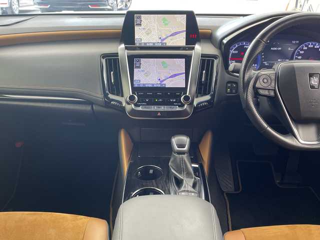 トヨタ クラウン ハイブリッド S エレガンススタイルⅡ 兵庫県 2020(令2)年 7万km ホワイトパールクリスタルシャイン ・純正SDナビ（フルセグ・BT・ブルーレイ・SD・USB）/・アラウンドビューカメラ/・ビルトインETC２．０/・前後ドライブレコーダー/・サンルーフ/・モデリスタエアロ/・RAYS製19インチアルミホイール（HOMURA）/・デジタルインナーミラー/・ハーフレザー/・シートヒーター/・パワーシート/・ステアリングヒーター/・トヨタセーフティセンス/・レーダークルーズコントロール/・レーントレーシングアシスト/・ブラインドスポットモニター/・クリアランスソナー/・リアクロストラフィックアラート/・パーキングサポートブレーキ/・ヘッドアップディスプレイ/・ロードサインアシスト/・先行車発進告知/・パーキングアシスト/・オートマチックハイビーム/・LEDオートライト/・フォグランプ/・電動パーキングブレーキ/・ブレーキホールド/・パドルシフト/・ステアリングリモコン/・横滑り防止装置/・ドアバイザー/・電動格納ミラー/・ウインカーミラー/・スマートキー/・スペアキー/・プッシュスタート/・W＋サイドエアバック/・カーテンエアバック