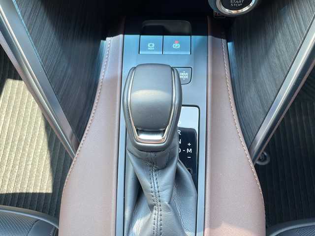 トヨタ ハリアー Z レザーパッケージ 愛知県 2024(令6)年 0.3万km プラチナホワイトパールマイカ /禁煙車//ワンオーナー//メーカーナビ//フルセグ/BT/USB/FM/AM/Miracast//TVキャンセラー//JBLプレミアムサウンド//パノラミックビューモニタ//パノラマルーフ//パワーバックドア//モデリスタエアロ//バックドアエアロプレート//バックドアガーニッシュ//フードガーニッシュ//フロントグリルガーニッシュ//シグネチャーイルミグリル//デジタルインナーミラー//純正19AW//PCS/LTA/RSA/AHB/ACC//RCTA/PKSB/BSM/HUD//先行車発進告知//後退速度抑制//LEDオートライト/フォグ//オートリトラウィンカーミラー//前席パワーシート//シートメモリ//前席シートヒーター//前席エアーシート//ランバーサポート//黒革シート//本革巻ステアリング//ステアリングスイッチ//電動パーキング//オートホールド//MTモード付AT//プッシュスタート//DRIVE MODE/NORMAL/ECO/SPORT//nanox//横滑り防止//スペアタイヤ//置くだけ充電//新車時保証書//取扱説明書/マルチメディア取説//スマートキー//スマートスペアキー
